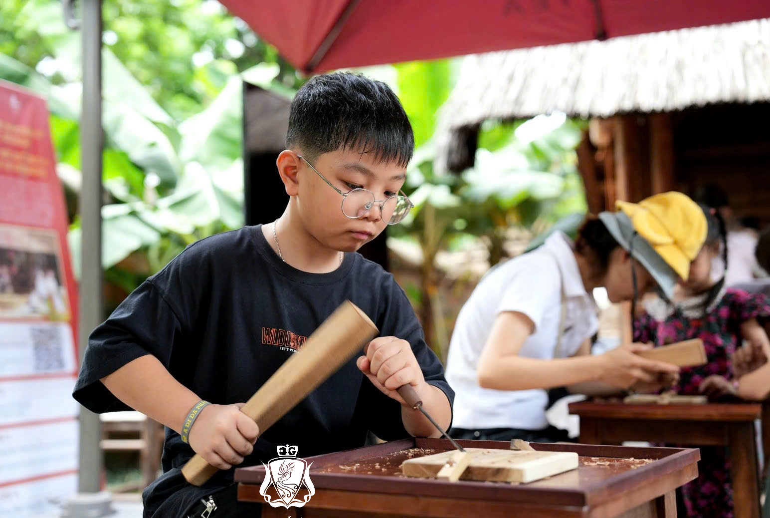 Những hình ảnh đẹp của những vị khách đang trải nghiệm dự án " Đưa Nghề Ra Phố " tại Văn Miếu - Quốc Tử Giám